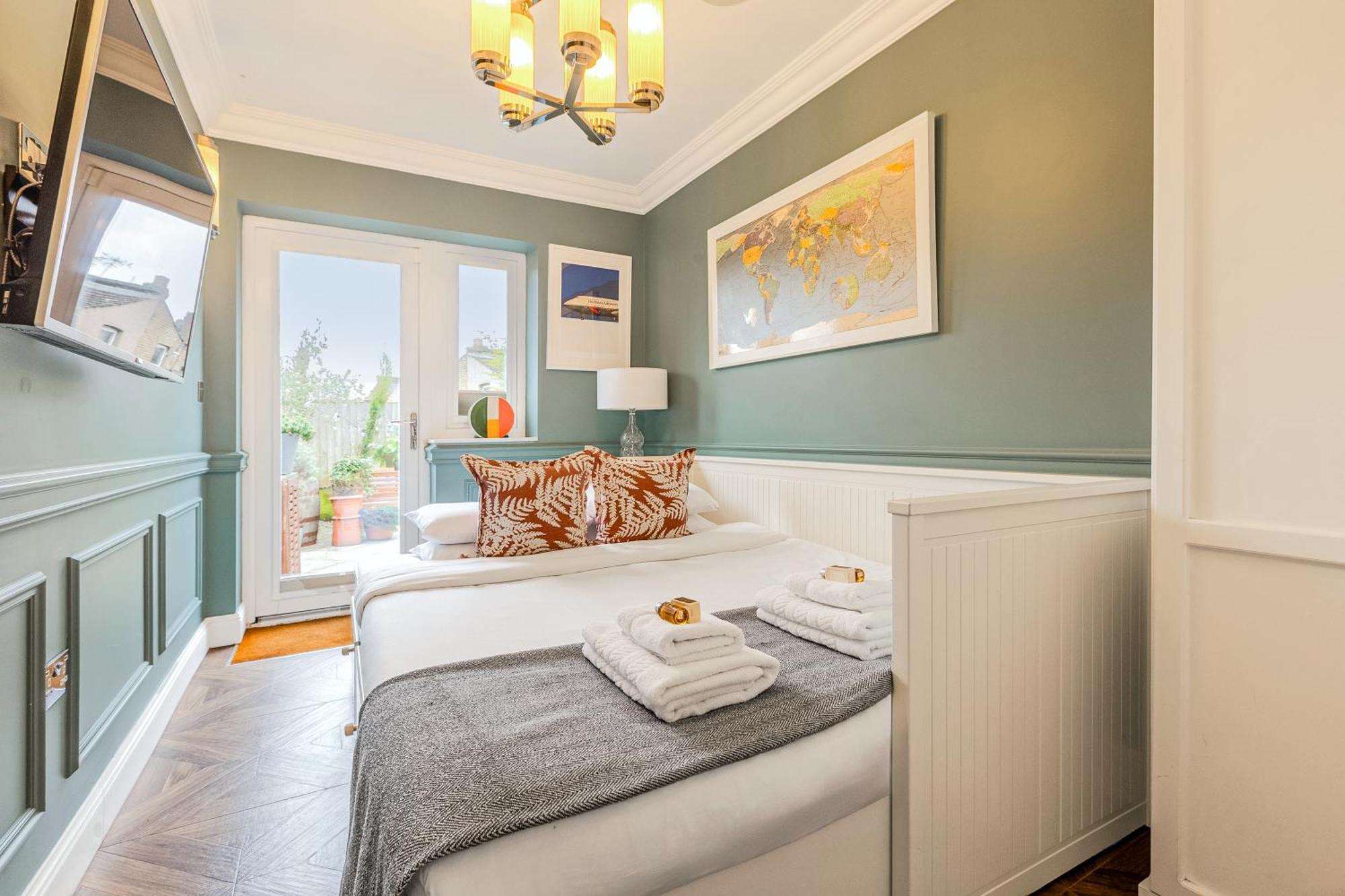 Apartment Stylish 2br Flat W Gardn In Wood Green, 2 Min Tube *