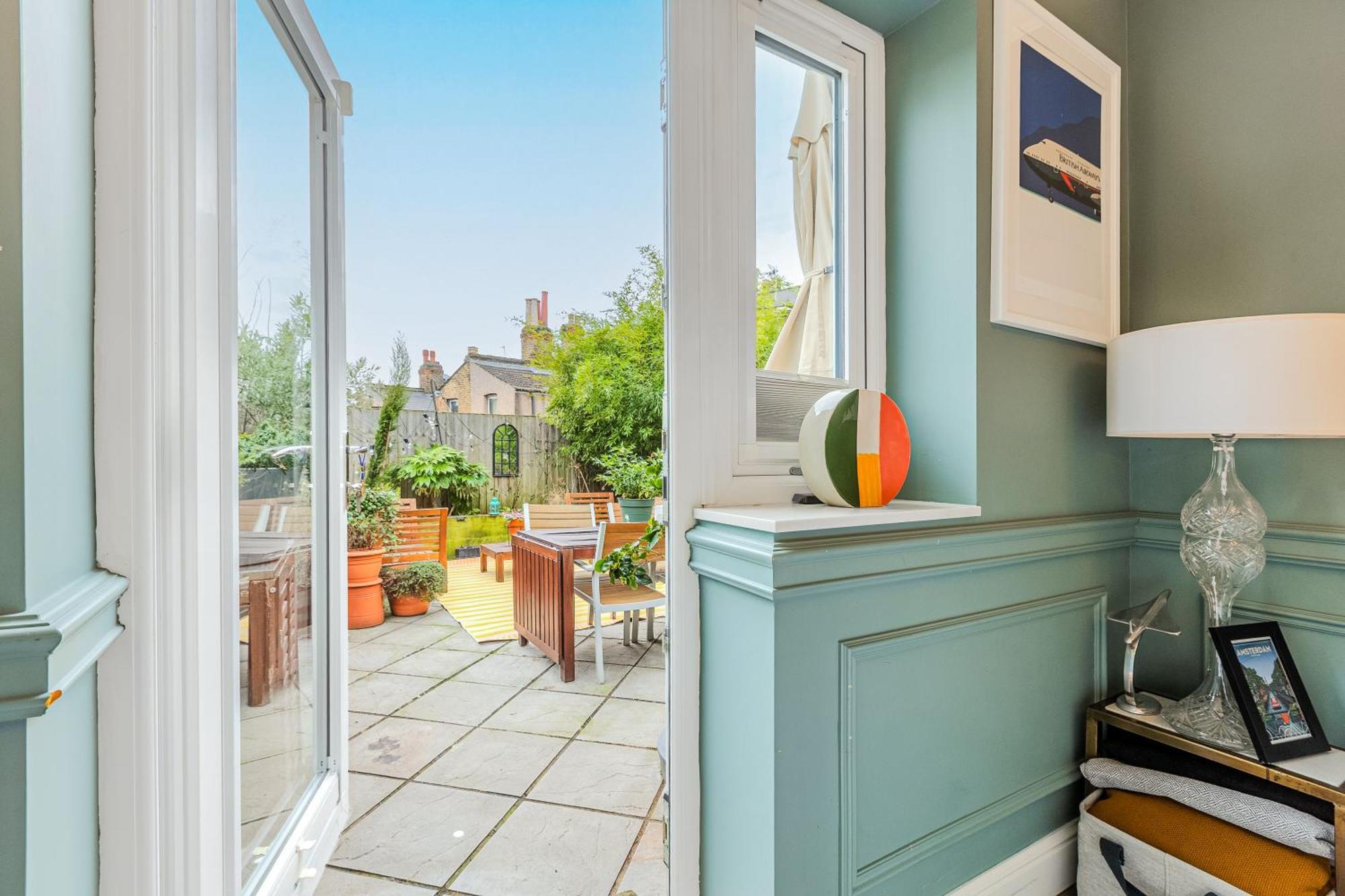 Stylish 2br Flat W Gardn In Wood Green, 2 Min Tube * London