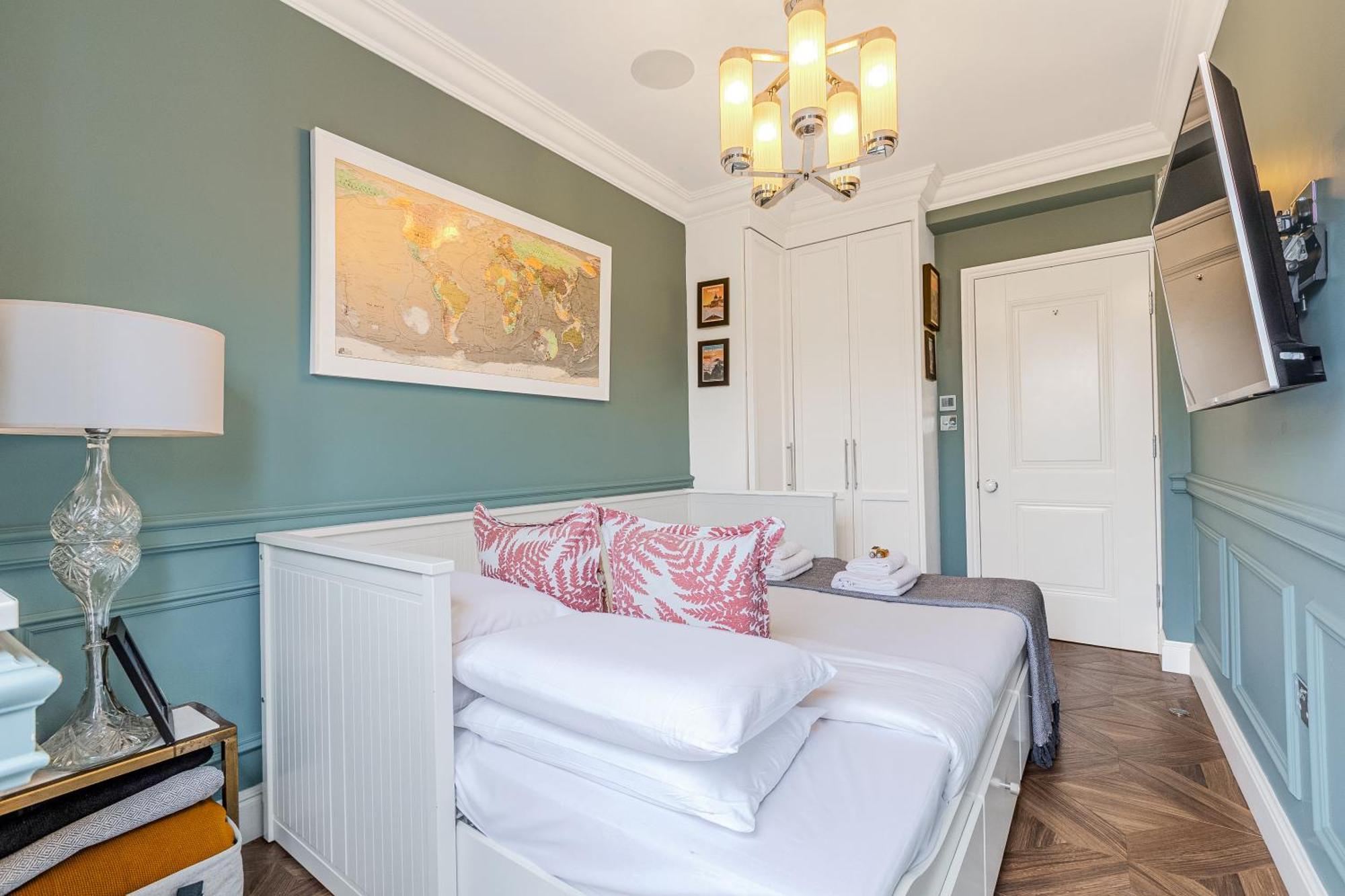 Stylish 2br Flat W Gardn In Wood Green, 2 Min Tube *